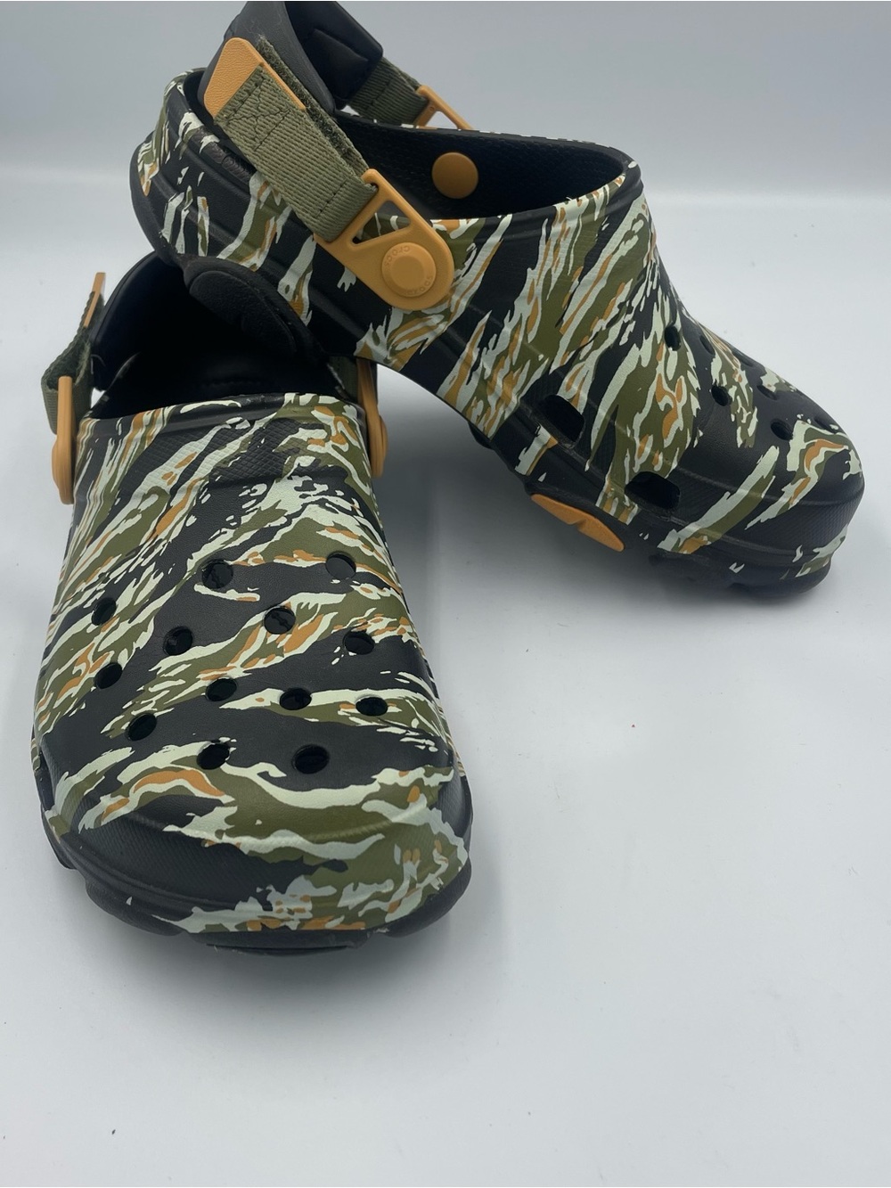 Crocs Unisex Camouflage Clog - Olive/Black. Size Woman’s 7. Mens 5. Preowned.